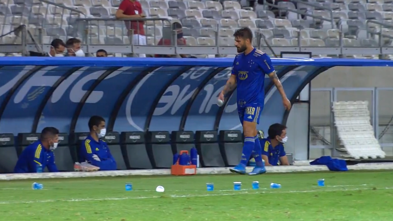 Rafael Sobis saindo de campo irritado com Felipe Conceição após substituição no jogo do Cruzeiro - Transmissão Premiere