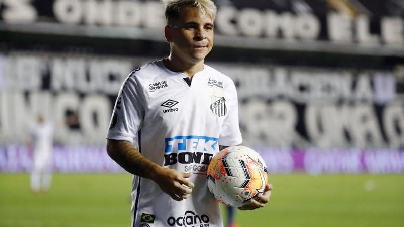 Soteldo, jogador do Santos em campo pelo clube - GettyImages