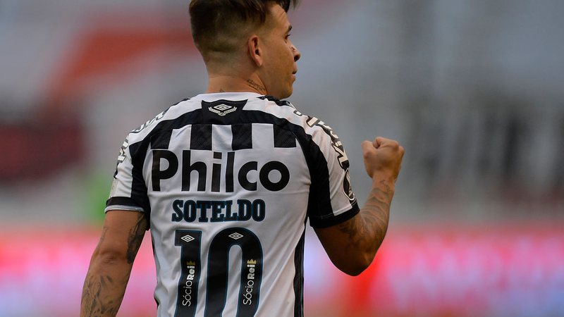 Soteldo, jogador do Santos comemorando após o gol - GettyImages