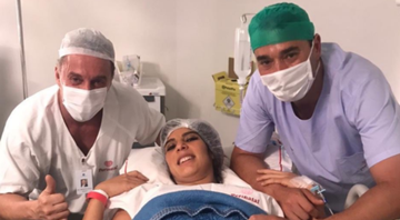 Andreia Sadi e André Rizek junto com o médico responsável pelo parto dos gêmeos - Reprodução/Instagram