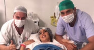Andreia Sadi e André Rizek junto com o médico responsável pelo parto dos gêmeos - Reprodução/Instagram