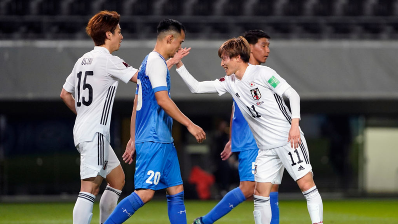 Jogadores do Japão comemorando o gol diante da Mongólia pelas Eliminatórias - GettyImages