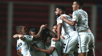 Jogadores do Santos comemorando o gol diante do San Lorenzo pela Libertadores - GettyImages