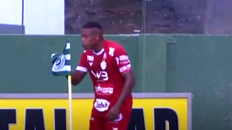 Alan Mineiro cuspindo na bandeira do Goiás durante a partida - Transmissão TV Anhanguera