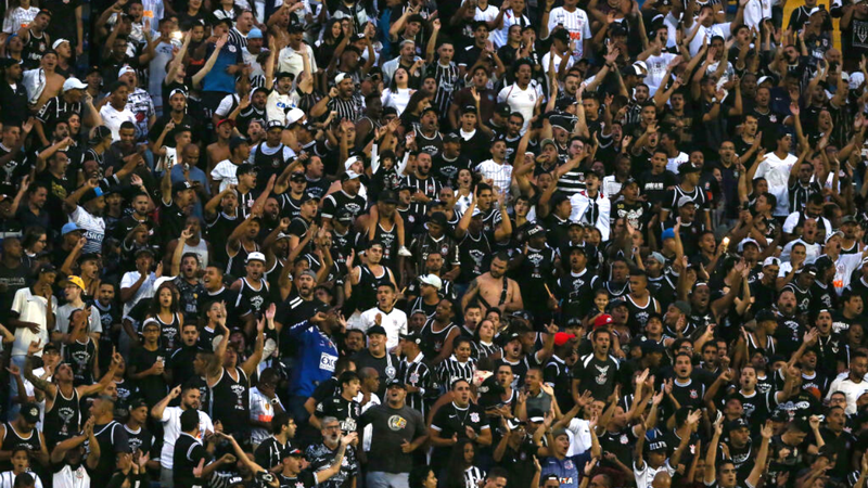Torcedores do Corinthians na arquibancada durante a partida - GettyImages