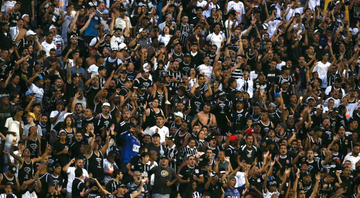 Torcedores do Corinthians na arquibancada durante a partida - GettyImages