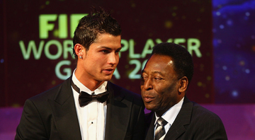 Cristiano Ronaldo e Pelé durante premiação da FIFA - GettyImages