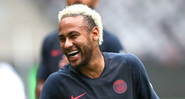 Neymar sorrindo durante o treino com o PSG - GettyImages
