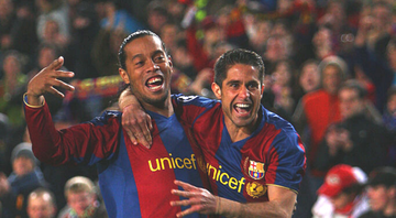 Ronaldinho Gaúcho e Sylvinho na época em que defendiam o Barcelona - GettyImages