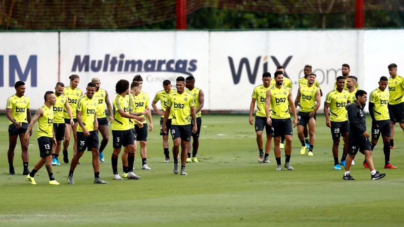 Jogadores do Flamengo reunidos durante treino - GettyImages