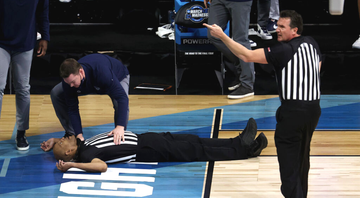 Árbitro desmaia durante partida de basquete - GettyImages