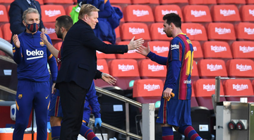 Koeman, treinador do Barcelo cumprimentando Messi na saída do gramado - GettyImages