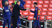 Koeman, treinador do Barcelo cumprimentando Messi na saída do gramado - GettyImages