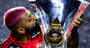 Gabigol beijando o troféu de campeão brasileiro pelo Flamengo - GettyImages