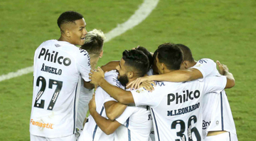 Jogadores do Santos reunidos no gramado comemorando o gol pela Libertadores - GettyImages