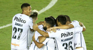 Jogadores do Santos reunidos no gramado comemorando o gol pela Libertadores - GettyImages