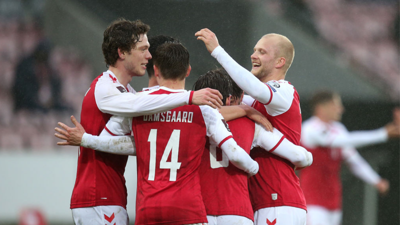 Jogadores da Dinamarca comemorando o gol pelas Eliminatórias - GettyImages