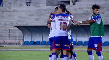 Jogadores do Bahia comemorando o gol de Rossi diante do Campinense - Transmissão Premiere