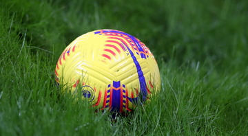 Bola de futebol no gramado - GettyImages
