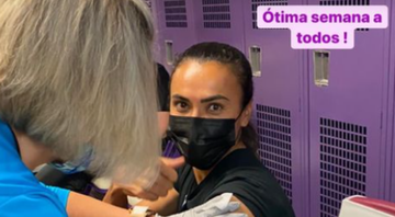 Marta recebendo a primeira dose da vacina contra o coronavírus - Reprodução/Instagram