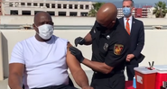 Magic Johnson sendo vacinado contra o novo coronavírus - Reprodução/Instagram