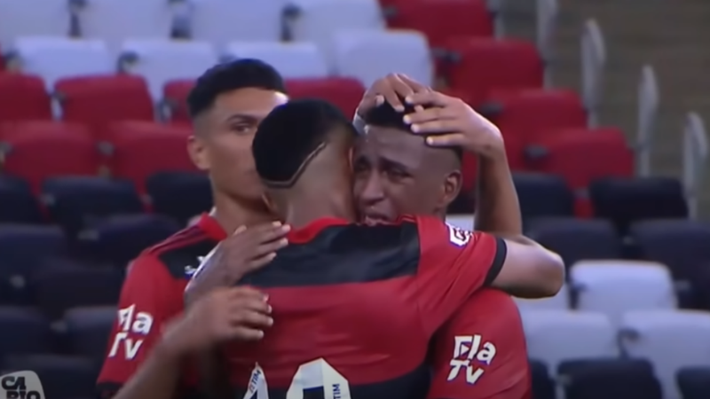 Max, jogador do Flamengo comemorando o gol na estreia do Campeonato Carioca - Transmissão Record TV