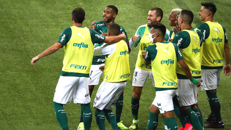 Jogadores do Palmeiras comemorando em campo com Patrick de Paula - GettyImages