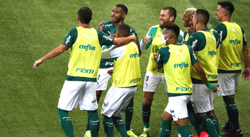 Jogadores do Palmeiras comemorando em campo com Patrick de Paula - GettyImages