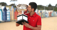 Djokovic  comemorando e beijando o troféu do ATP - GettyImages