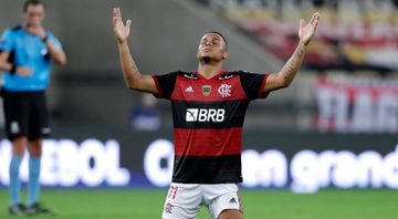 Natan, do Flamengo agradecendo em campo após fazer o gol pelo Flamengo - GettyImages