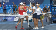 Stefani e Pigossi cumprimentando as atletas suíças depois de caírem na semifinal das Olimpíadas - Transmissão SporTV