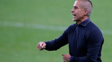 Sylvinho, treinador do Corinthians na área técnica da partida contra o Atlético-GO - GettyImages