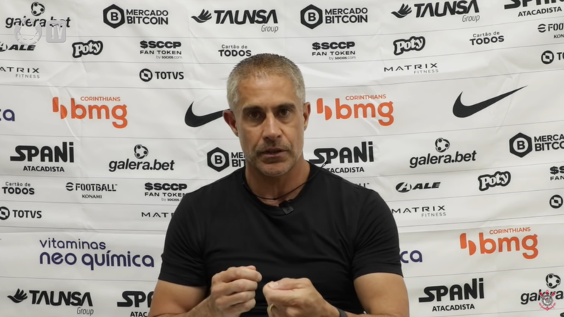 Sylvinho, ex-treinador do Corinthians durante entrevista coletiva - Transmissão/Youtube/Corinthians TV