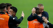 Sylvinho abraçando seus jogadores comemorando gol - Getty Images