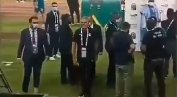 Técnico do Egito briga com torcedor após derrota na Copa Africana - Twitter
