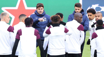 Técnico do PSG, Mauricio Pochettino com os jogadores durante treinamento - GettyImages