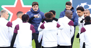 Técnico do PSG, Mauricio Pochettino com os jogadores durante treinamento - GettyImages