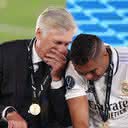 Treinador do Real Madrid, Ancelotti, ao lado de Casemiro - GettyImages