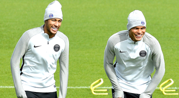 Neymar e Thiago Silva sorrindo durante treino pelo PSG - GettyImages