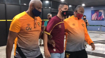 Mercado da Bola: Thiago Neves é recebido com festa de torcedores em chegada ao Recife - YouTube