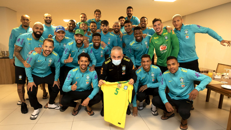 Tite junto com os jogadores da Seleção Brasileira - Lucas Figueiredo/CBF/Fotos Públicas