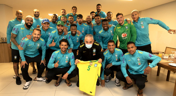 Tite junto com os jogadores da Seleção Brasileira - Lucas Figueiredo/CBF/Fotos Públicas