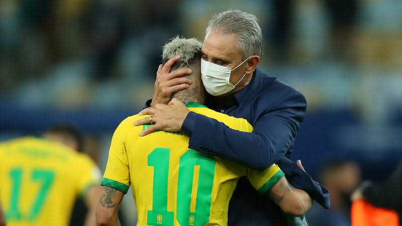 Tite abraçando Neymar - Getty Images