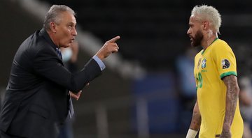 Tite conversa com Neymar durante jogo da seleção brasileira - Getty Images