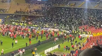 Torcedores causam tumulto no campo na volta do pública aos estádios da Colômbia - Transmissão/ Caracol TV