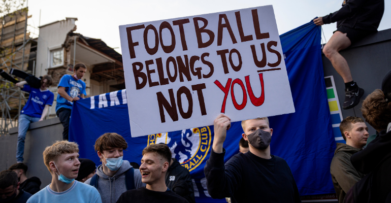 Torcedores do Chelsea em protesto contra Superliga antes do jogo contra o Brighton - Getty Images