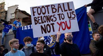 Torcedores do Chelsea em protesto contra Superliga antes do jogo contra o Brighton - Getty Images