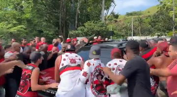 Flamengo: Torcedores protestam no CT e atingem carros de jogadores - Reprodução/ Isabelle Costa