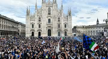 Torcedores da Inter de Milão vão a ponto turístico para comemorar o título da Série A - Reprodução/Twitter Futmais