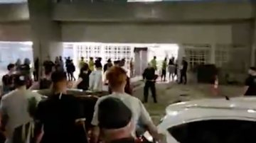 Torcedores sendo detidos pela Polícia Militar - Reprodução / SporTV